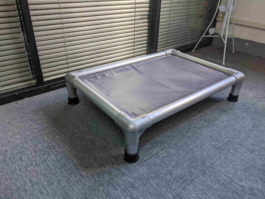 Gepersonaliseerde dikte koeling verhoogd huisdier bed met massief stalen frame en wasbaar stof