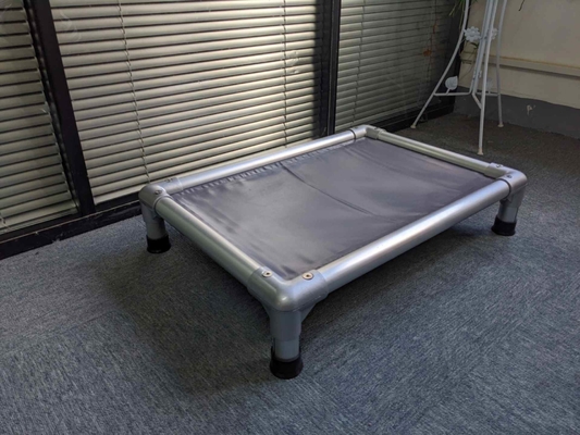 Gepersonaliseerde dikte koeling verhoogd huisdier bed met massief stalen frame en wasbaar stof