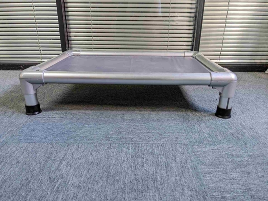 Gepersonaliseerde dikte koeling verhoogd huisdier bed met massief stalen frame en wasbaar stof