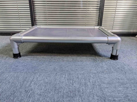 Op maat gemaakte 3 mm dikke wasbare koeling verhoogd huisdierbed met massief stalen frame