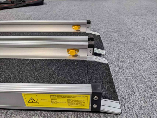 Ramp zonder barrières voor rolstoelgebruikers in winkelcentra